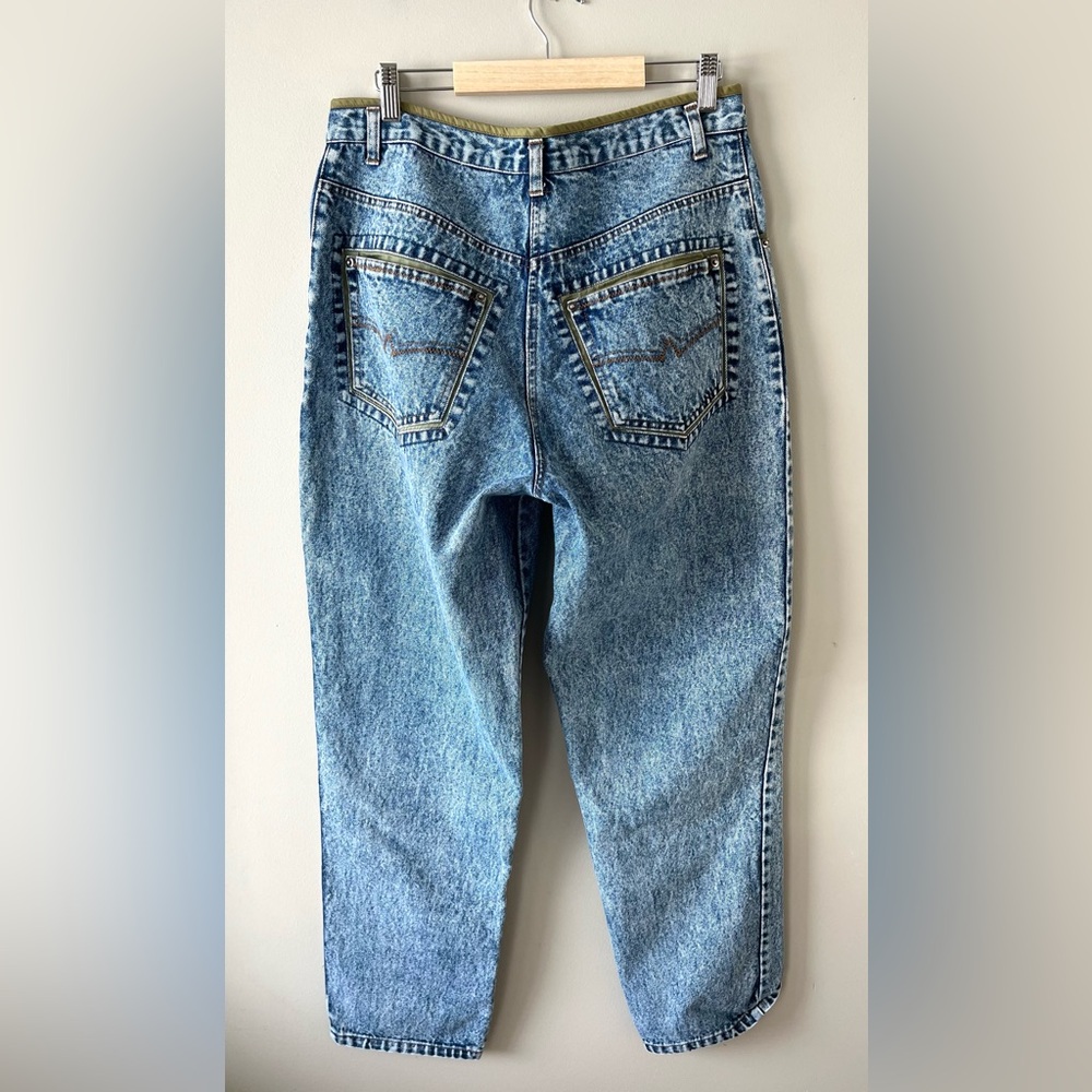 Vintage High-Rise Light Blue Jeans - Picture 7 of 9
